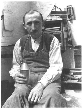 Jan, even pauze in zijn boekbinderij